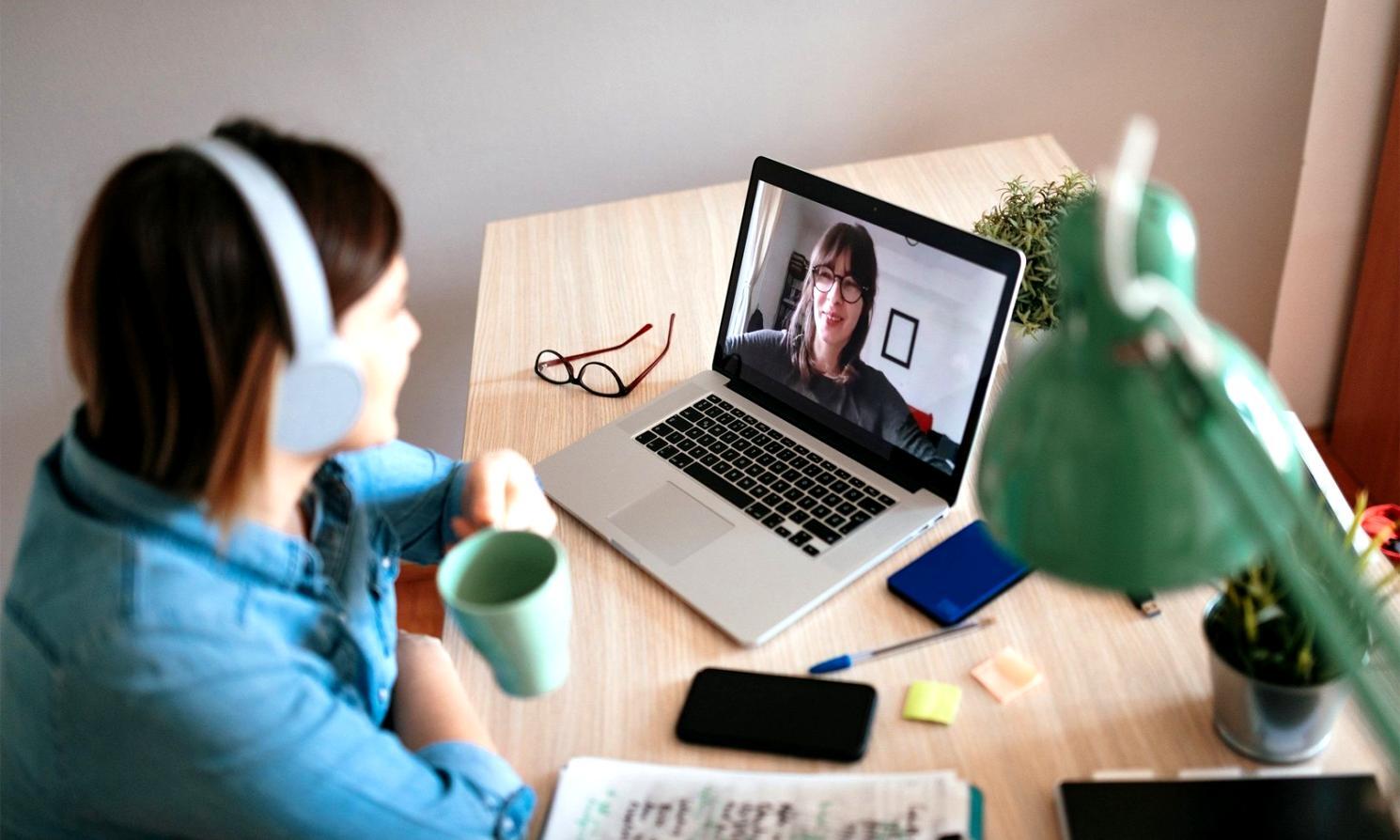 Gruppo di sviluppatori iOS in sessione di lavoro collaborativa
