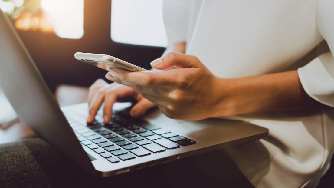 Sviluppatore iOS al lavoro su codice Swift in ambiente professionale