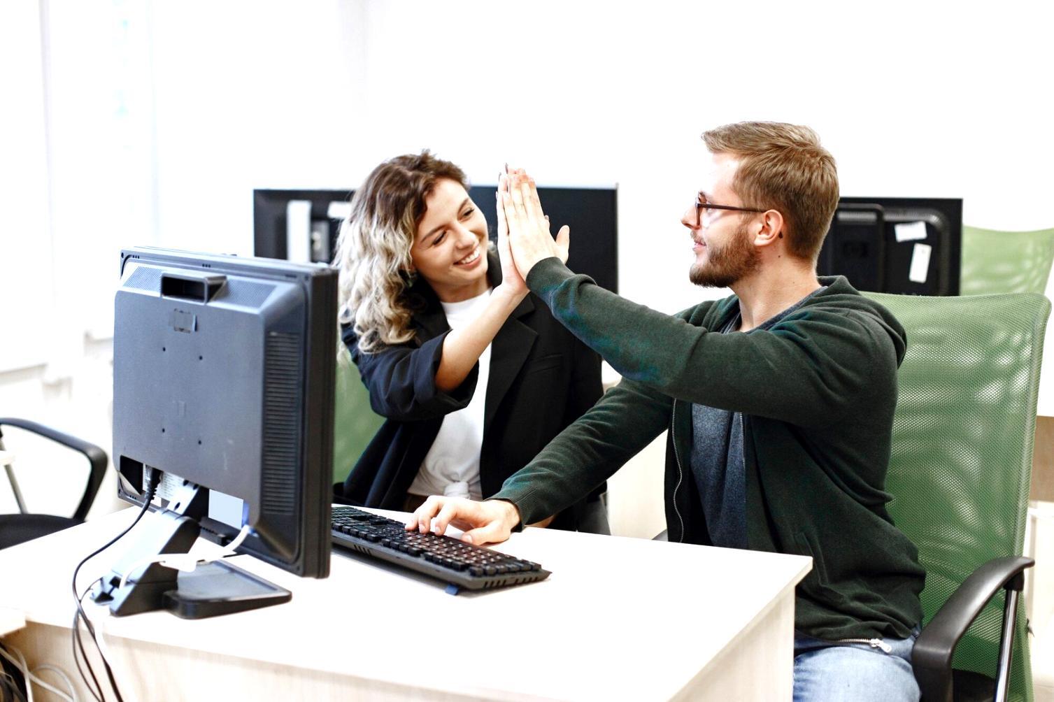 Sviluppatore iOS al lavoro con codice Swift su schermo
