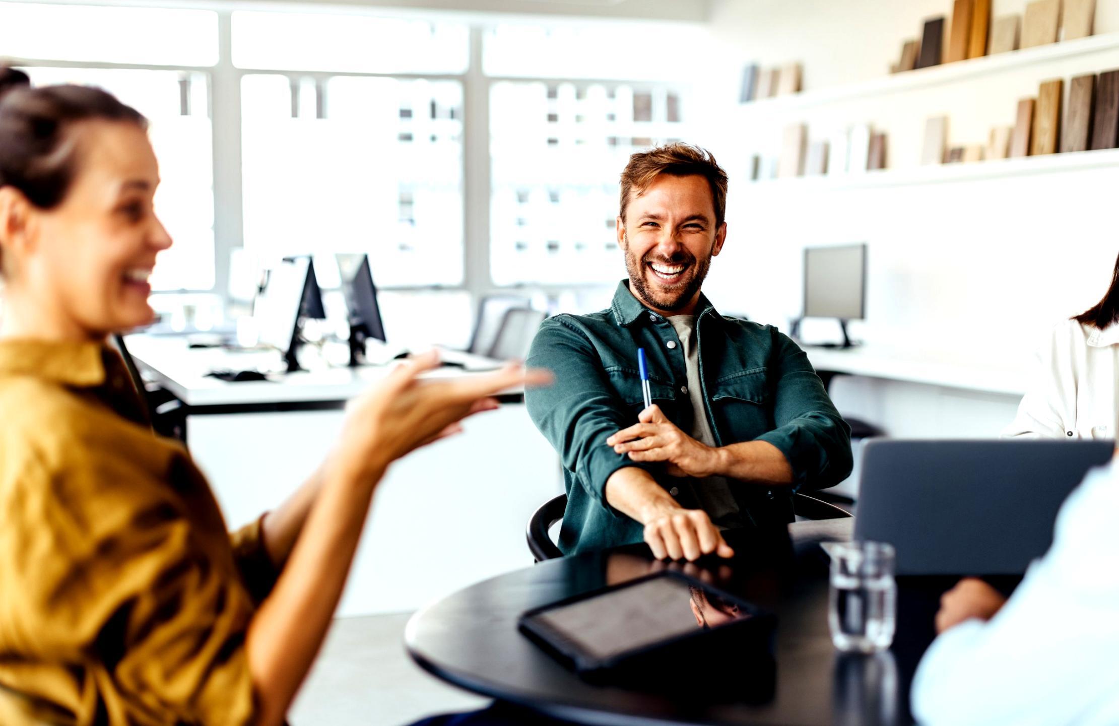 Sviluppatore iOS che lavora su codice Swift in ambiente professionale